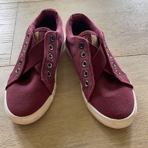 Canvas tennis shoes w/o laces